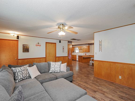 4th image of 223 Hillcrest St