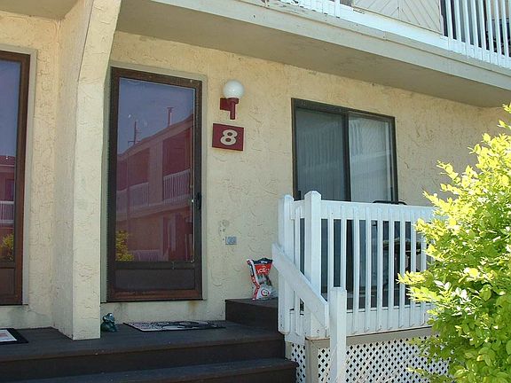 4th image of 610 W Burk Ave Unit 8