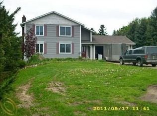 18394 Hickory Ridge Rd, Fenton, MI 48430