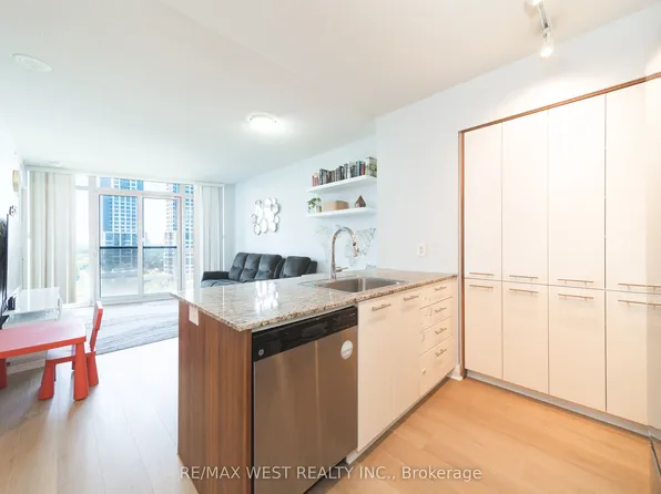 1 Valhalla Inn Rd #1206, Toronto, ON M9B 1S9
