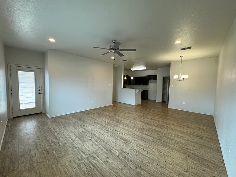 11824 Evanston Ave — Photo 2
