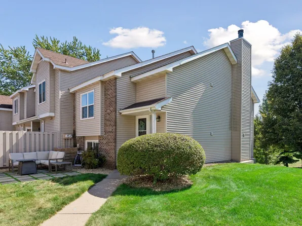 10237 Arrowwood Dr, Eden Prairie, MN 55347