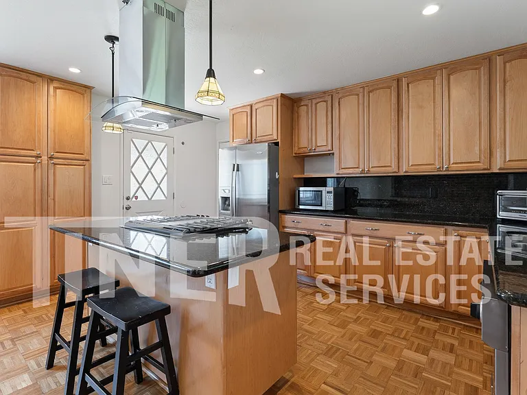 9136 Cecile Way — Photo 10