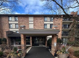 301 Lake Hinsdale Dr APT 108, Willowbrook, IL