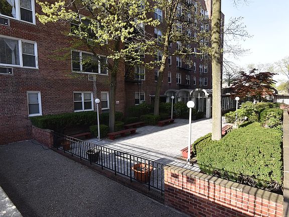 3rd image of 5440 Little Neck Pkwy APT 2D