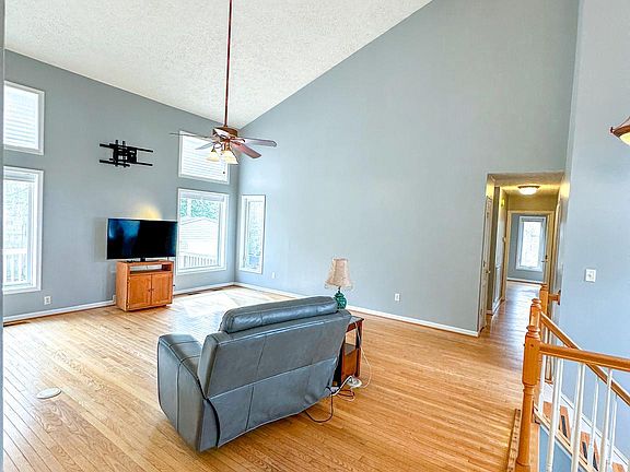 4th image of 8153 Oak Wood Dr