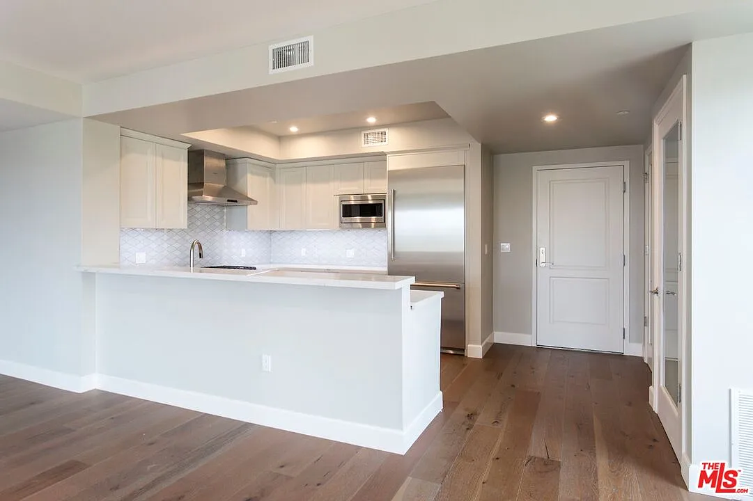 3 bed, 3.0 bath, 1820 sqft, $6,000 — Photo 2