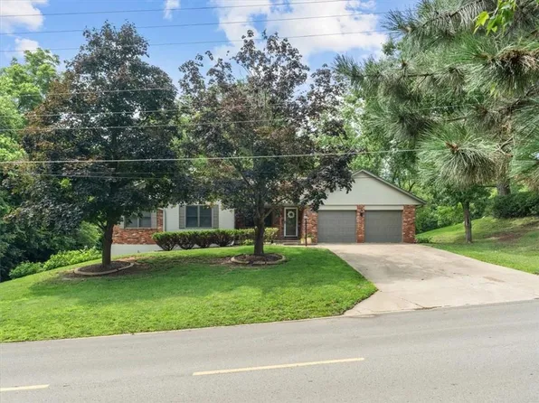 3520 Karnes Rd, Saint Joseph, MO 64506