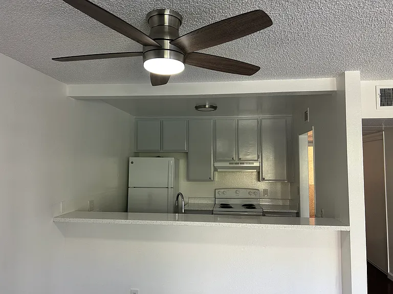 BERENDO APARTMENTS — Photo 8