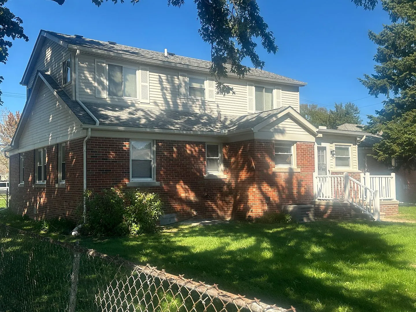 Beautiful 5 Bedroom Home In St Clair Shores — Photo 2