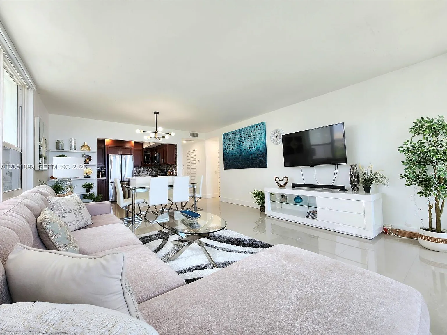 Alexander Towers Condo — Photo 4