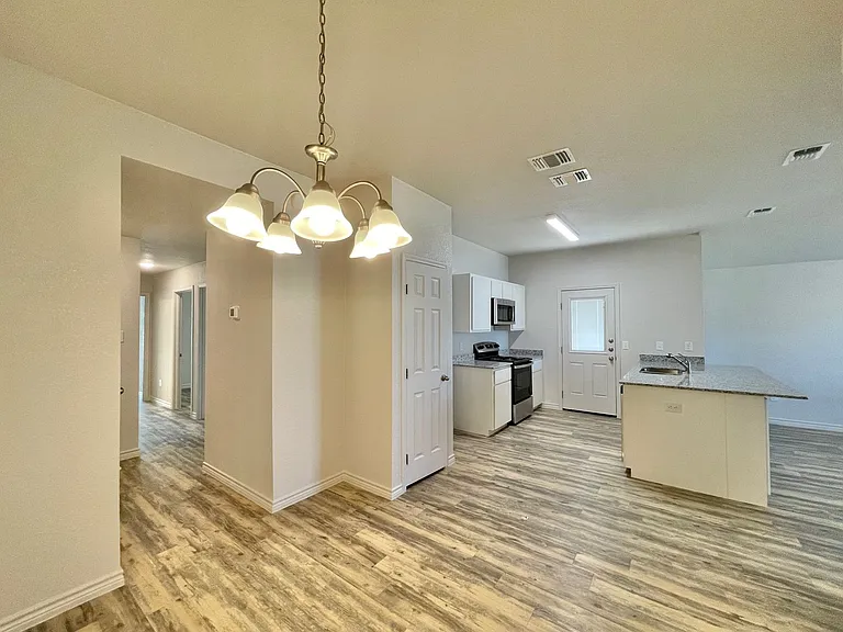 1821 Castroville Trl — Photo 9