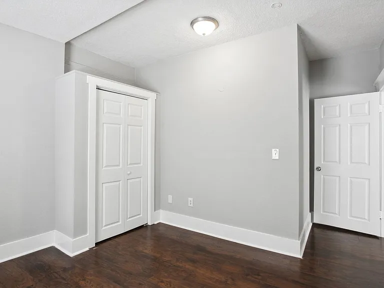923 W Victory Dr — Photo 9