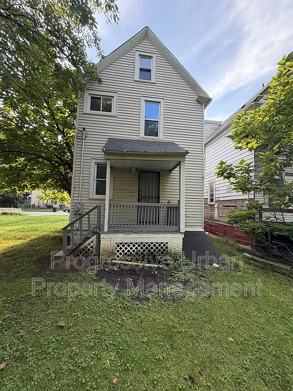 4 bed, 1.5 bath, 1340 sqft, $1,595 — Photo 2