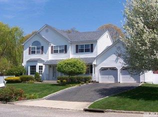 5 Peace Ct, Selden, NY 11784