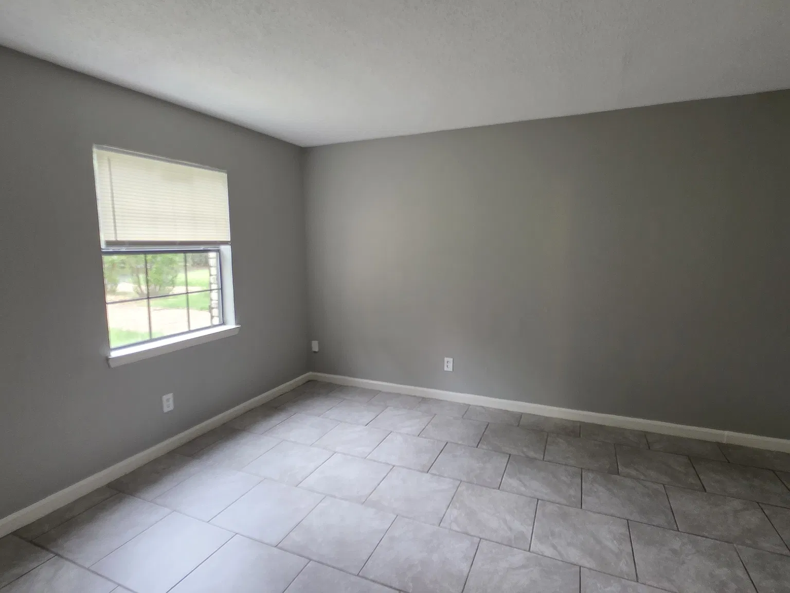 Gorgeous 3 Bedroom 1.5 Bath Duplex Home — Photo 4
