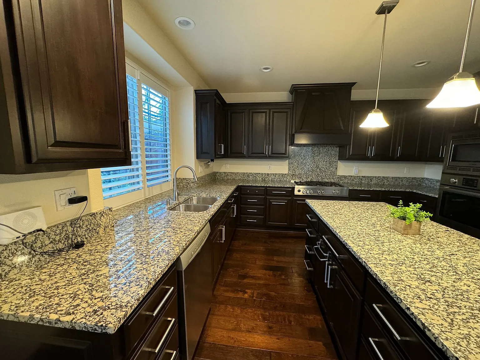 4 bed, 3.5 bath, 2242 sqft, $5,490 — Photo 4