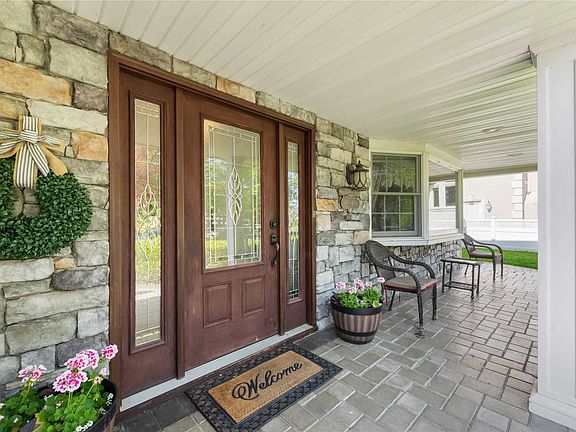 3rd image of 89 Brooks Ct S