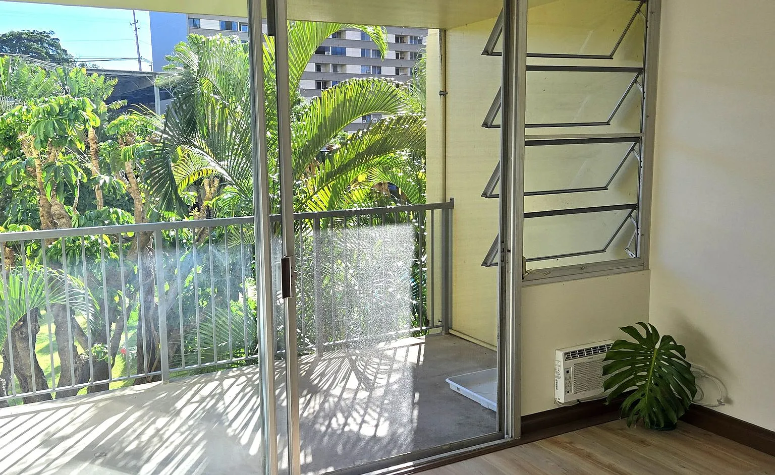 Centrally Located 2bd, 2bath, 1 pkg 870sqft unit $2700 — Photo 2