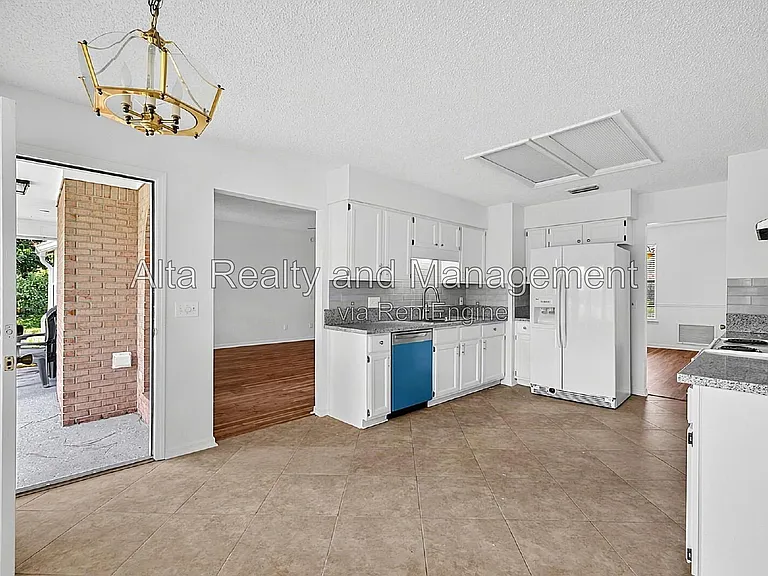8426 Country Bend Cir W — Photo 13