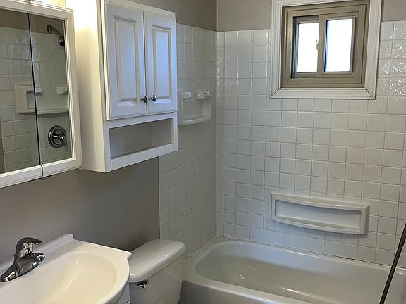 5th image of 10 Indian Springs Dr APT D