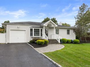 19 Blue Spruce Ln, Commack, NY 11725