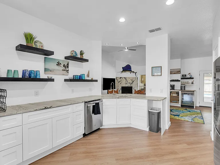 15829 Vincent Dr — Photo 4