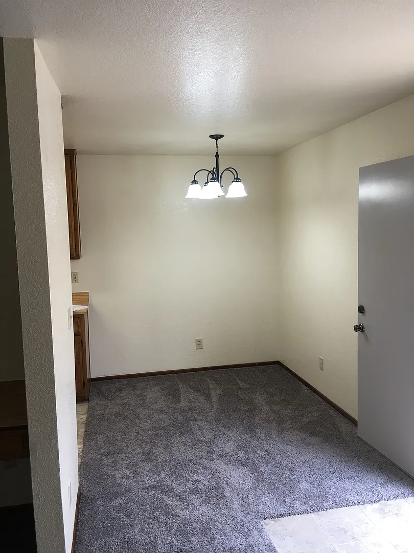 811 — Photo 3