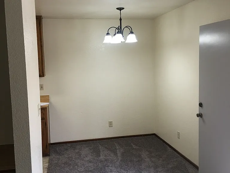 811 E Menlo Ave — Photo 3