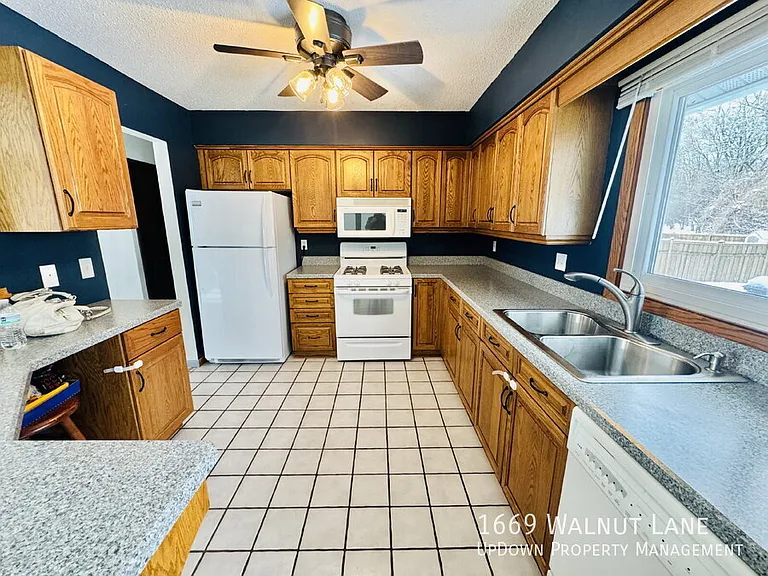 1669 Walnut Ln — Photo 5