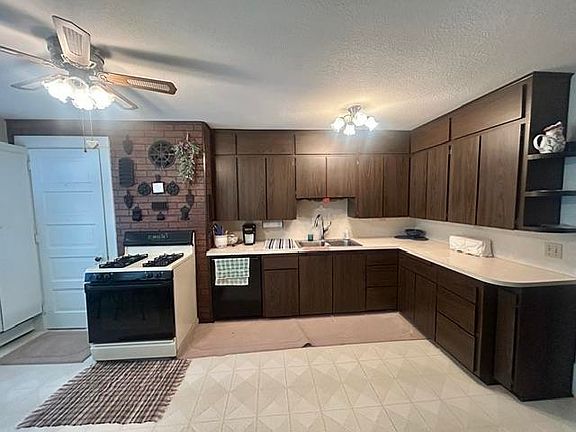 3rd image of 300 W Maple St