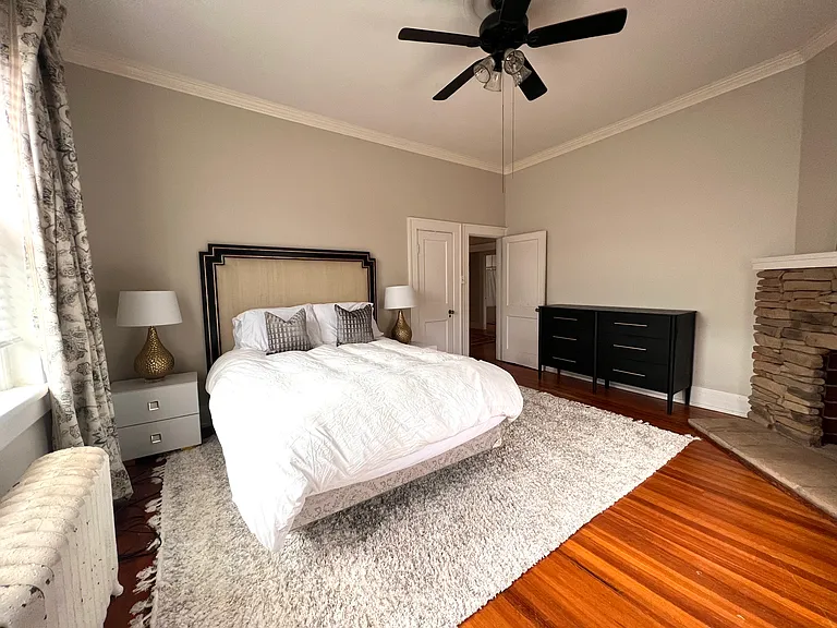 Guest room with queen bed