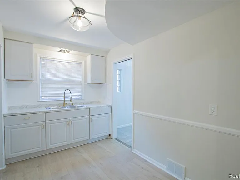 16896 Manor St — Photo 7