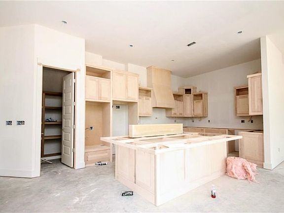 4th image of 300 NE Royce Loop
