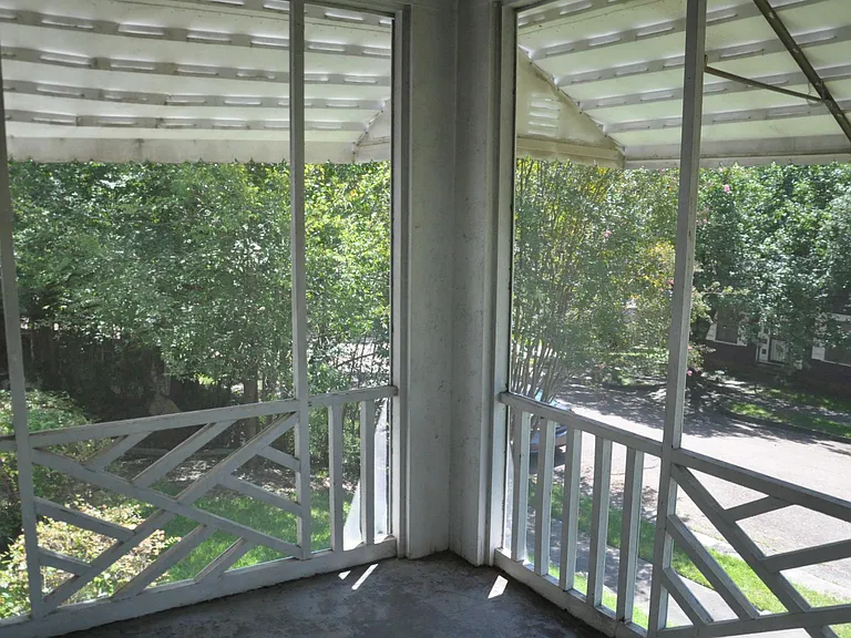 1004 Riverview Dr — Photo 3