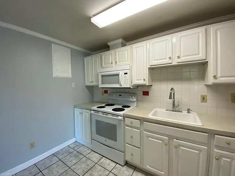 1747 S Hawthorne Rd — Photo 4