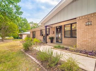 913 Surrey Ln, Grapevine, TX 76051