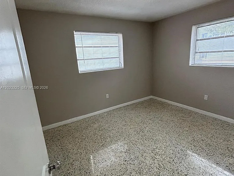 1047 SW 7th St #6 — Photo 5