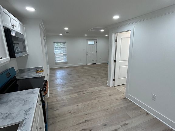 5th image of 823 E Baars St