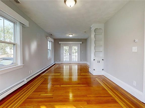 4th image of 292 Woodbine St