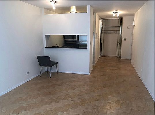 3rd image of 300 E 62nd St APT 303