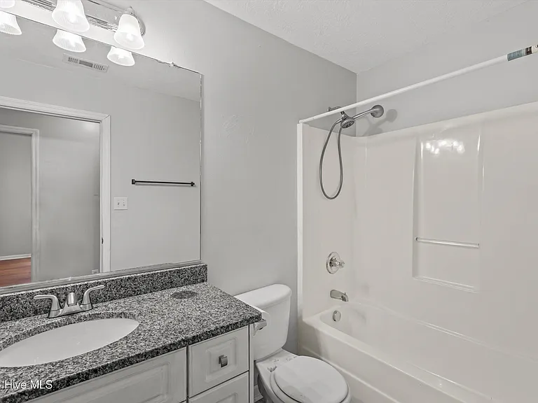 546 Jackson St — Photo 19