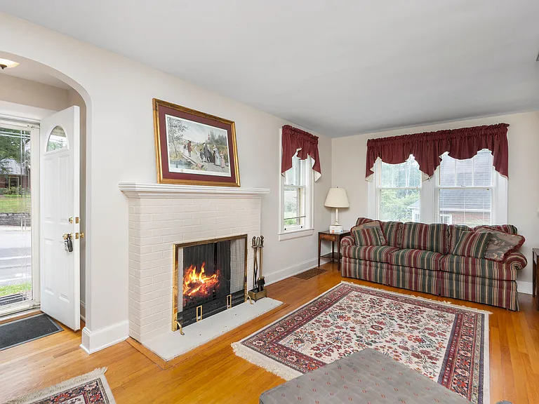 1001 Lyndhurst Rd — Photo 3