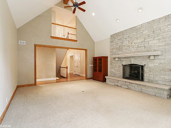 3rd image of 304 Carriage Hill Cir
