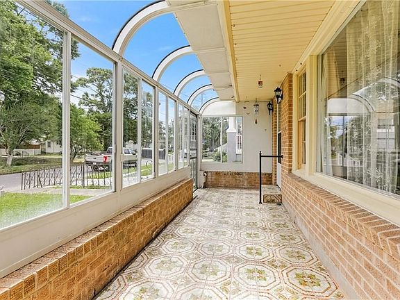 5th image of 4708 Demontluzin St