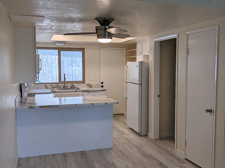 5637 Lake Park Way #6 — Photo 31