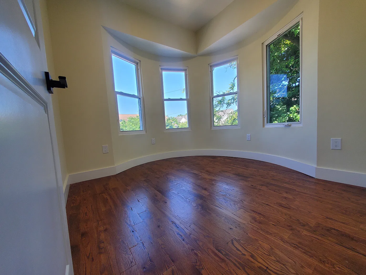 3 bed, 800 sqft, $2,600 — Photo 3