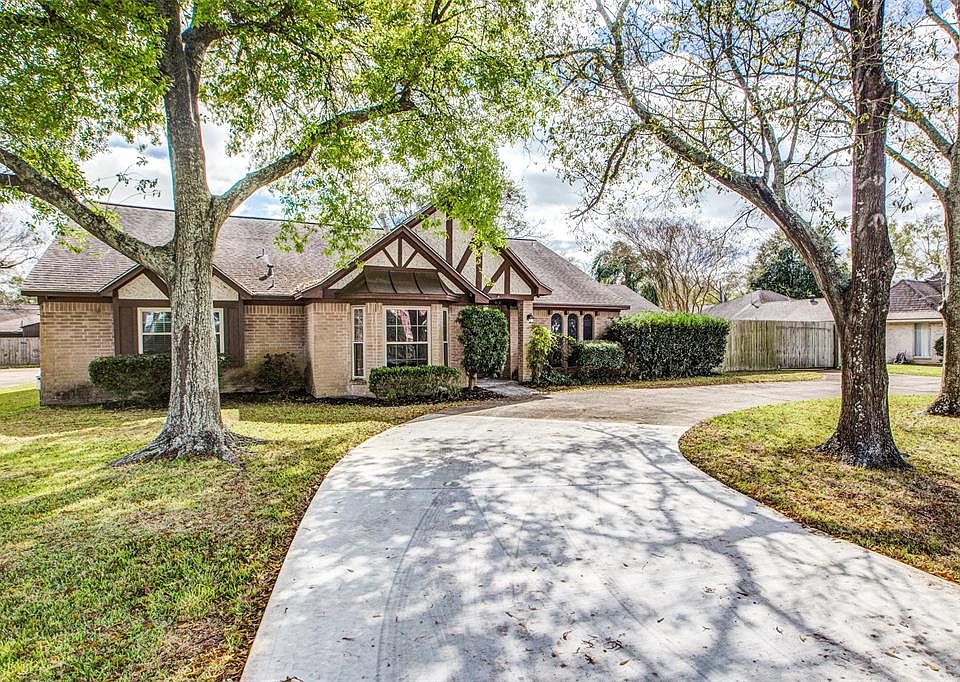 1st image of 213 Pin Oak Dr