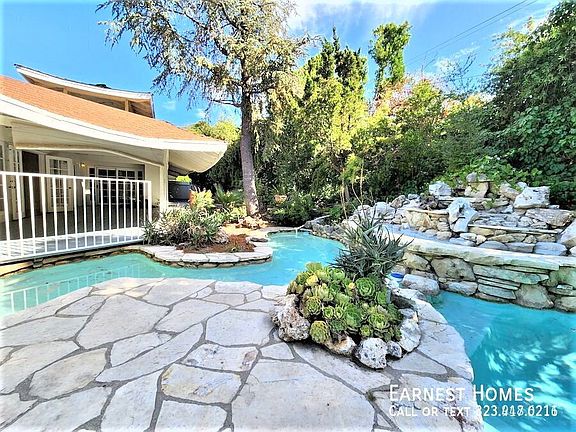 3rd image of 4121 Hayvenhurst Dr