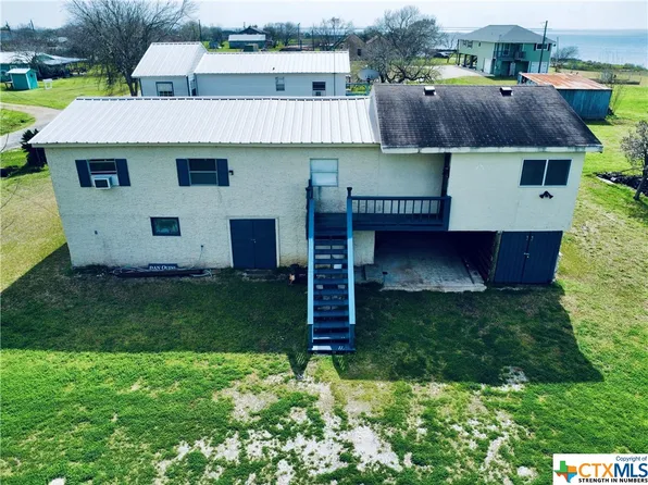 208 B St, Port Lavaca, TX 77979